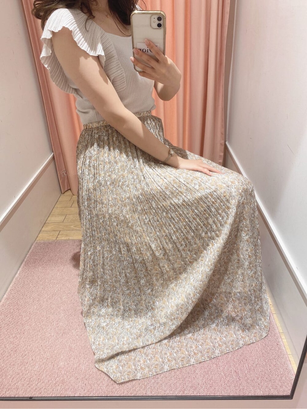 ホワイト系のニット/セーター、オレンジ系のスカートを着用したレディースの夏コーディネートの2枚目の写真