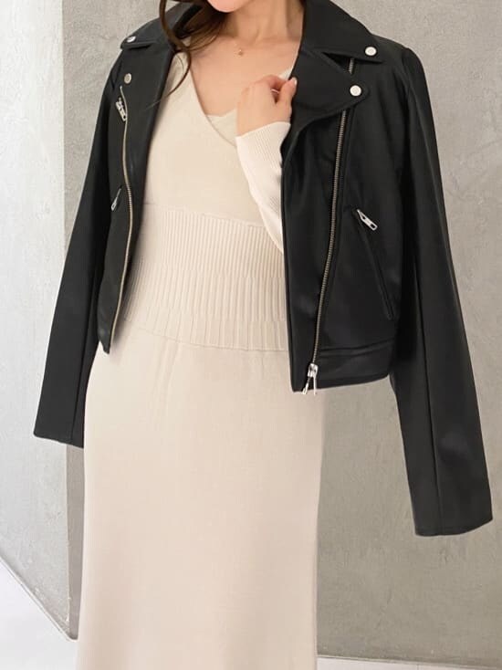 ブラック系のライダースジャケット、ブラック系のブーツ、ブラウン系のハンドバッグを着用したレディースの秋コーディネートの4枚目の写真