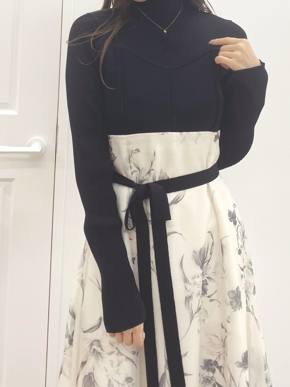 ブラック系のワンピース、ブラック系のブーツを着用したレディースの秋コーディネートの4枚目の写真