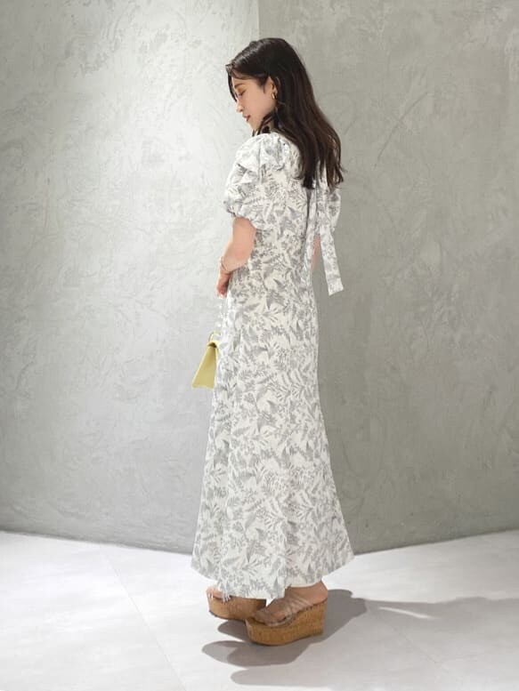 その他のサンダル、ホワイト系のワンピースを着用したレディースの春コーディネートの4枚目の写真