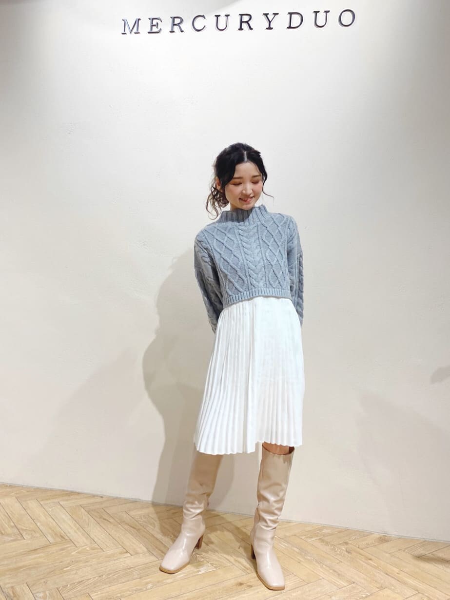 グレー系のワンピースを着用したレディースの冬コーディネートの5枚目の写真