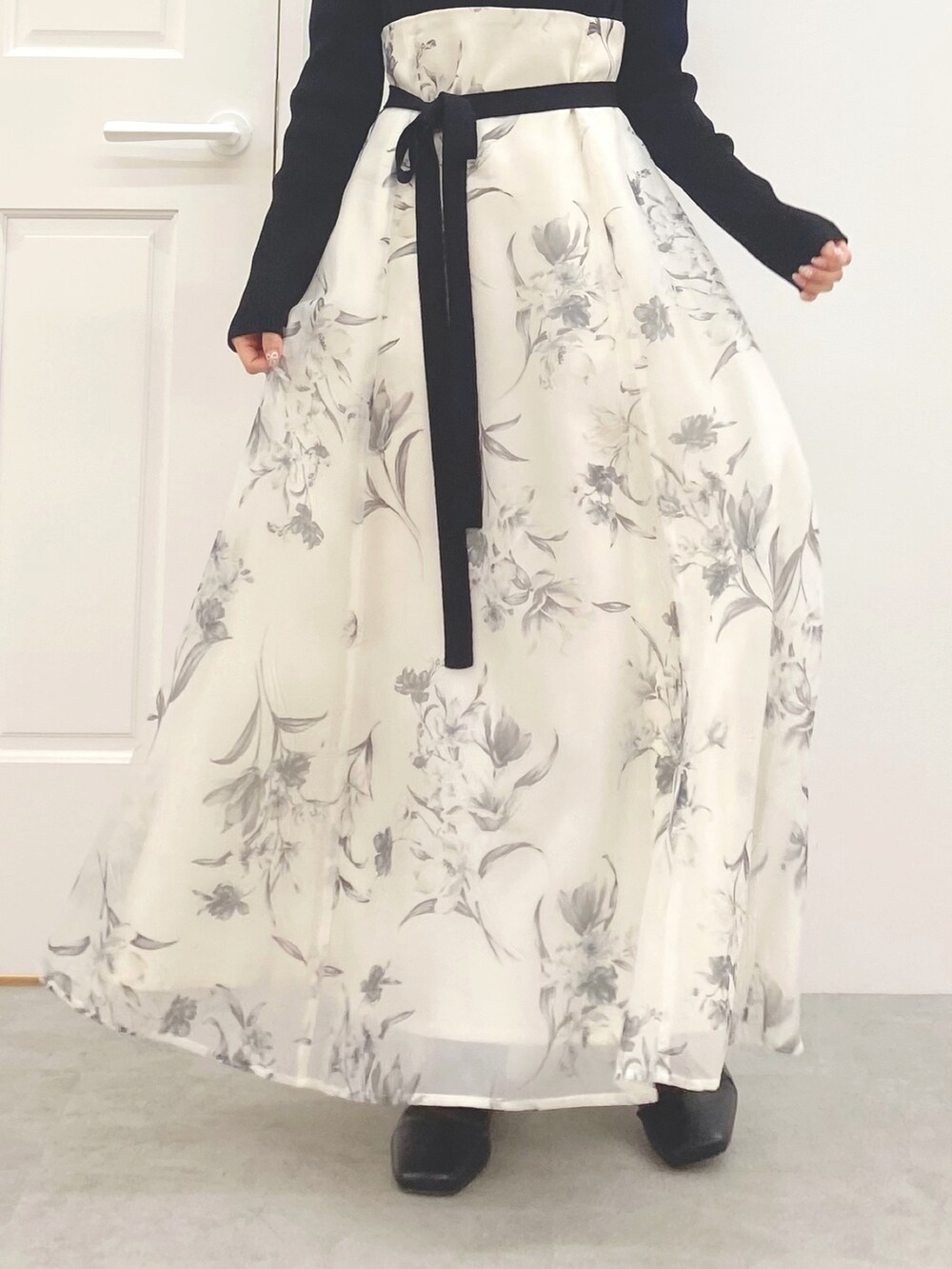 ブラック系のワンピース、ブラック系のブーツを着用したレディースの秋コーディネートの6枚目の写真