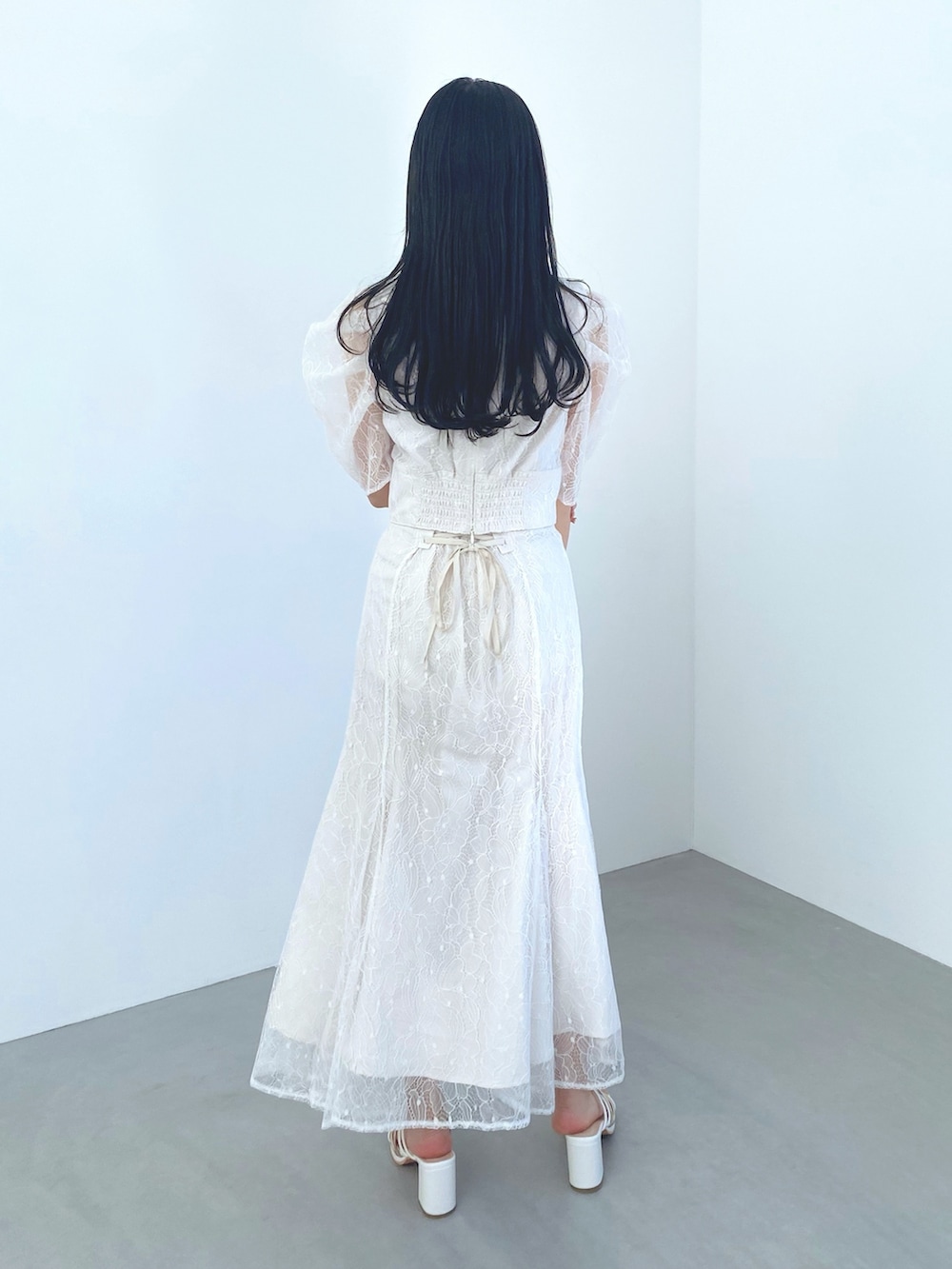 ホワイト系のスカート、パープル系のシャツ/ブラウス、ホワイト系のサンダルを着用したレディースの冬コーディネートの5枚目の写真