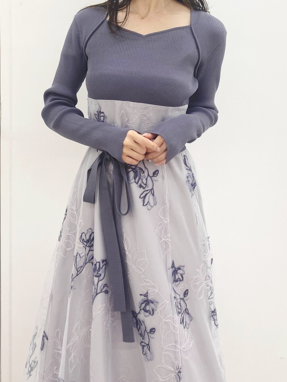 ブラック系のブーツ、パープル系のワンピースを着用したレディースの秋コーディネートの5枚目の写真