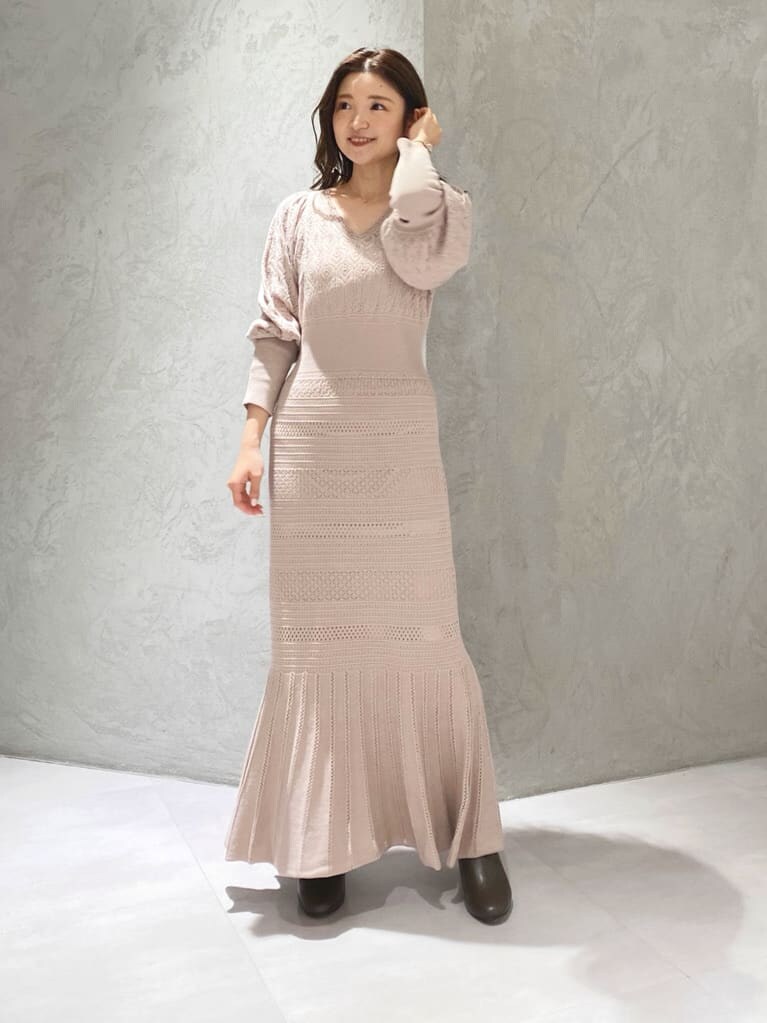 ブラウン系のその他シューズ、ピンク系のワンピースを着用したレディースの秋コーディネートの9枚目の写真