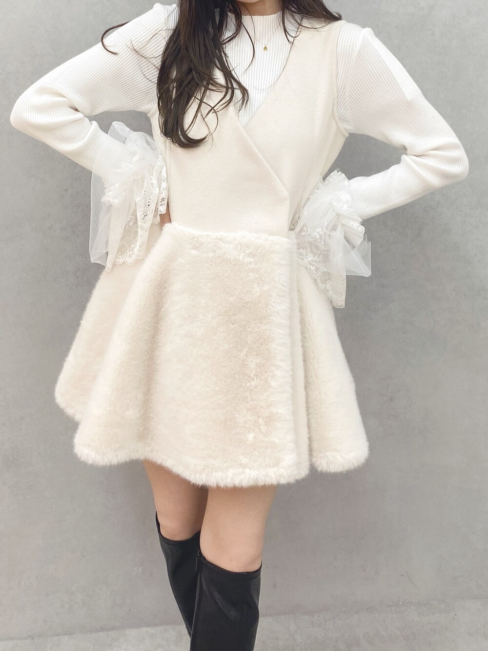 ブラック系のブーツ、ホワイト系のワンピース、ホワイト系のニット/セーターを着用したレディースの秋コーディネートの4枚目の写真