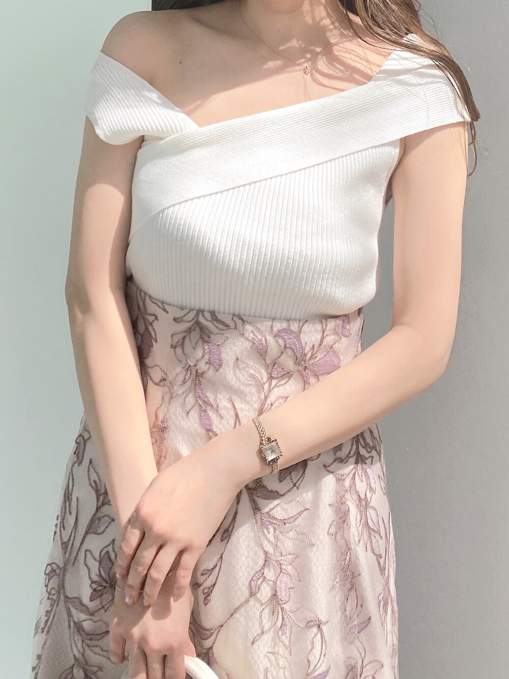 ピンク系のスカート、その他のサンダル、ホワイト系のニット/セーターを着用したレディースの夏コーディネートの3枚目の写真