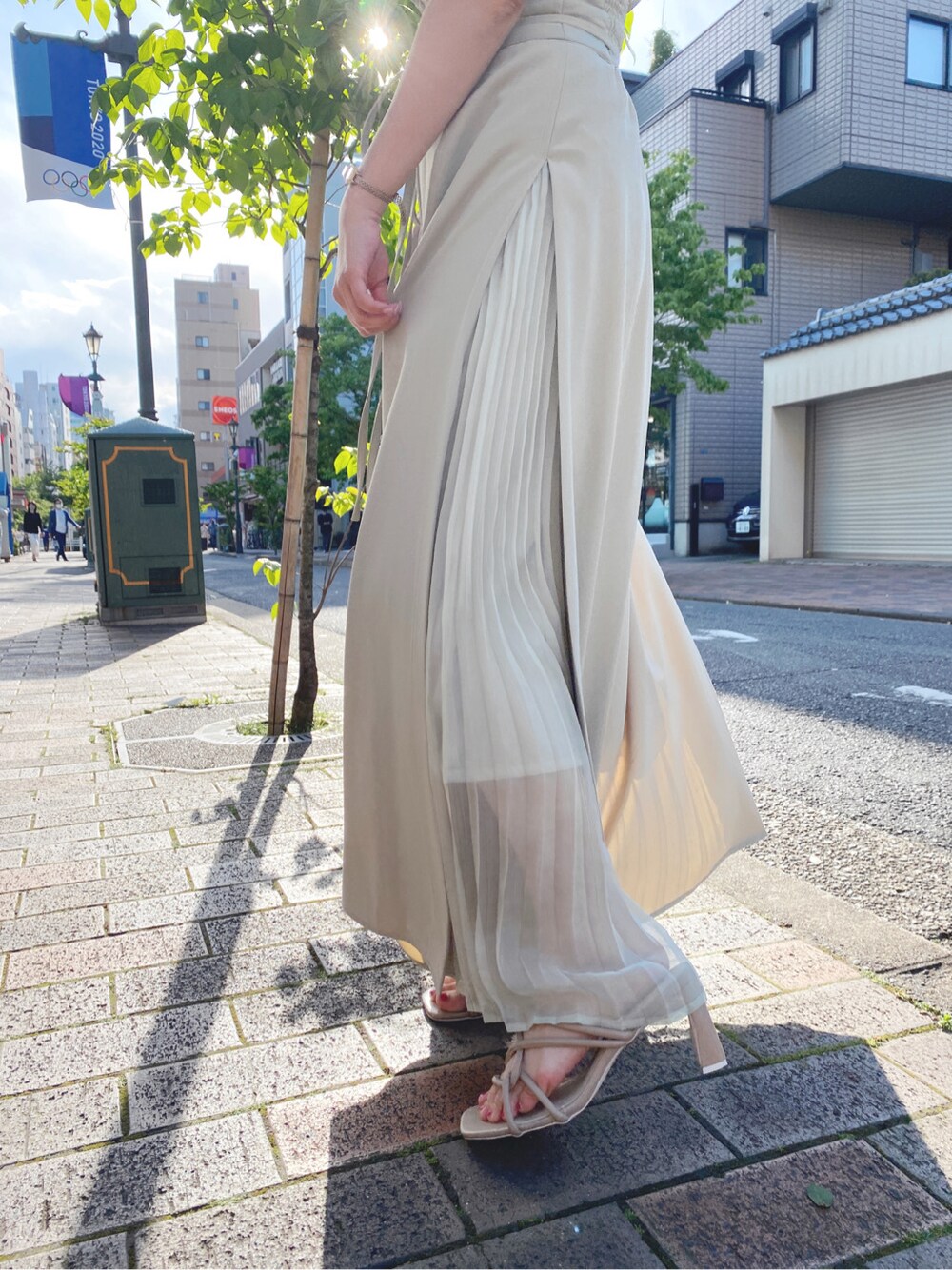 グリーン系のワンピース、ベージュ系のサンダルを着用したレディースの夏コーディネートの2枚目の写真