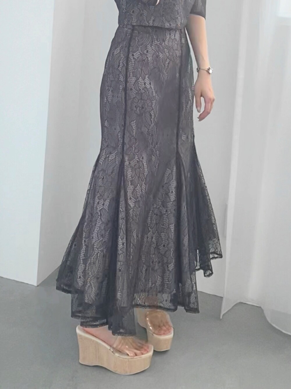 パープル系のシャツ/ブラウス、パープル系のスカート、その他のサンダルを着用したレディースの春コーディネートの3枚目の写真