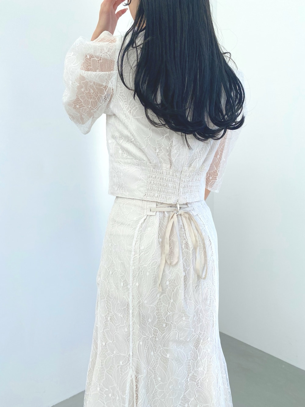 ホワイト系のスカート、パープル系のシャツ/ブラウス、ホワイト系のサンダルを着用したレディースの冬コーディネートの6枚目の写真