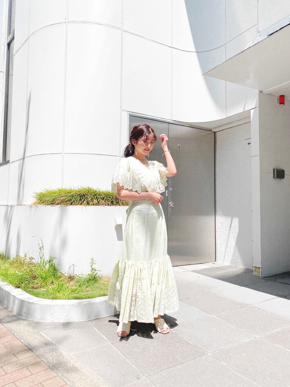 グリーン系のシャツ/ブラウス、ホワイト系のサンダル、グリーン系のスカートを着用したレディースの春コーディネートの7枚目の写真