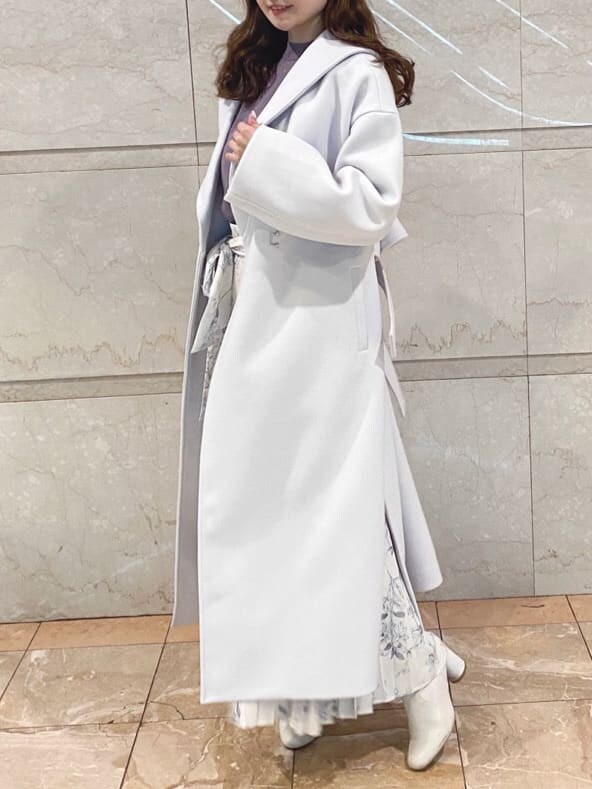 パープル系のステンカラーコートを着用したレディースの冬コーディネートの5枚目の写真