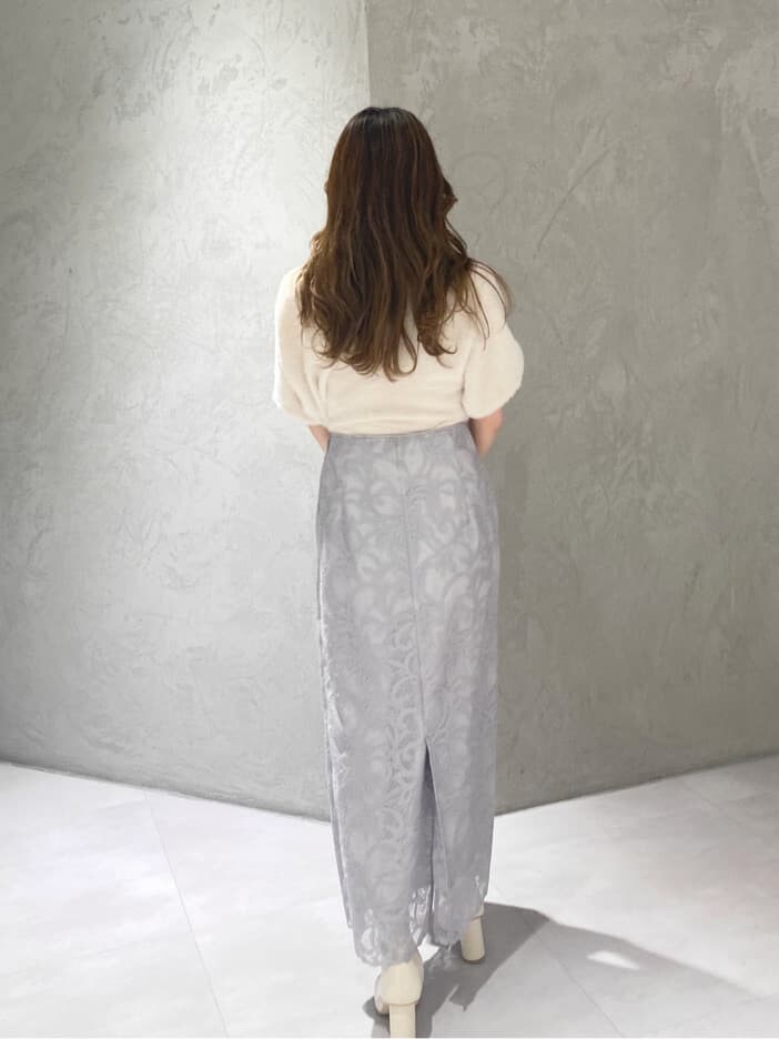 ホワイト系のカーディガン/ボレロ、ホワイト系のブーツ、グレー系のスカートを着用したレディースの夏コーディネートの8枚目の写真