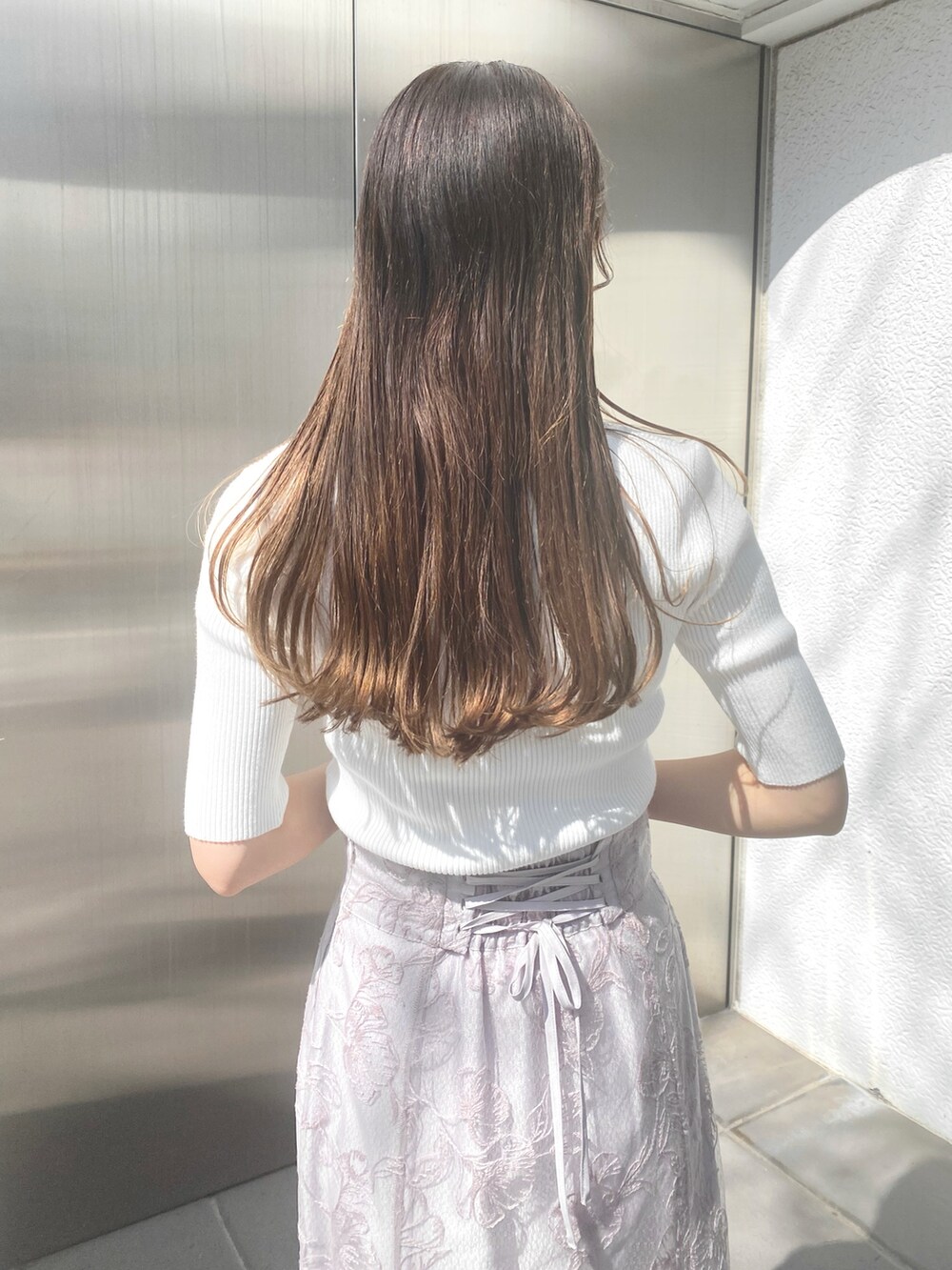 ホワイト系のニット/セーター、パープル系のスカート、その他のサンダルを着用したレディースの春コーディネートの4枚目の写真