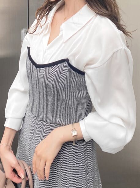 その他のワンピース、ブラック系のローファー、ブラウン系のハンドバッグを着用したレディースの夏コーディネートの6枚目の写真