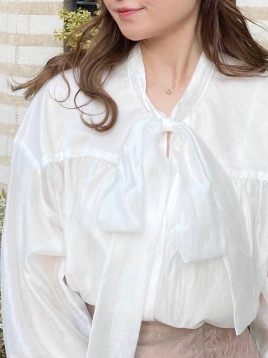 ホワイト系のシャツ/ブラウス、ブラウン系のスカートを着用したレディースの冬コーディネートの7枚目の写真