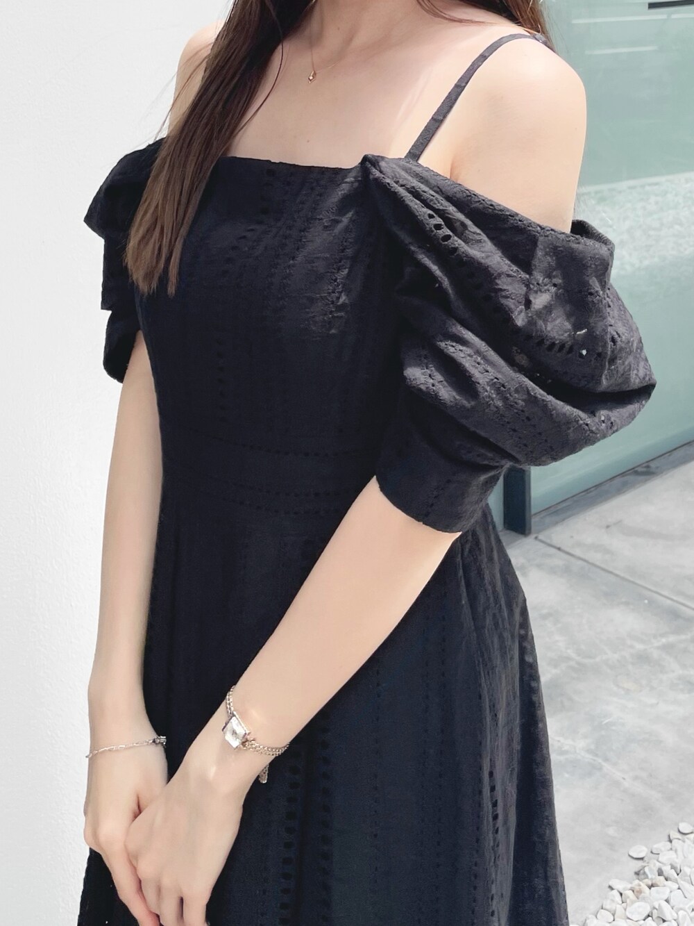 ブラック系のワンピース、ホワイト系のサンダルを着用したレディースの夏コーディネートの4枚目の写真