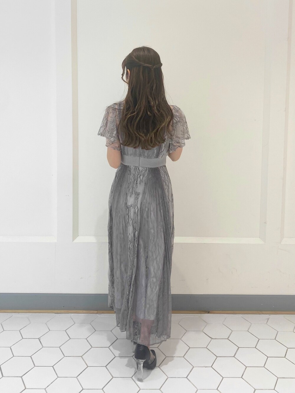 パープル系のドレス、ブラック系のパンプスを着用したレディースの冬コーディネートの7枚目の写真