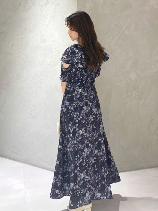 ホワイト系のブーツ、ホワイト系のハンドバッグ、ブルー系のワンピースを着用したレディースの夏コーディネートの7枚目の写真