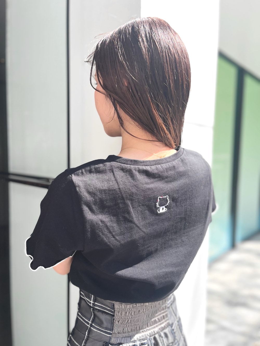 ブラック系のサンダル、ブラック系のスカート、ブラック系のTシャツ/カットソーを着用したレディースの春コーディネートの2枚目の写真