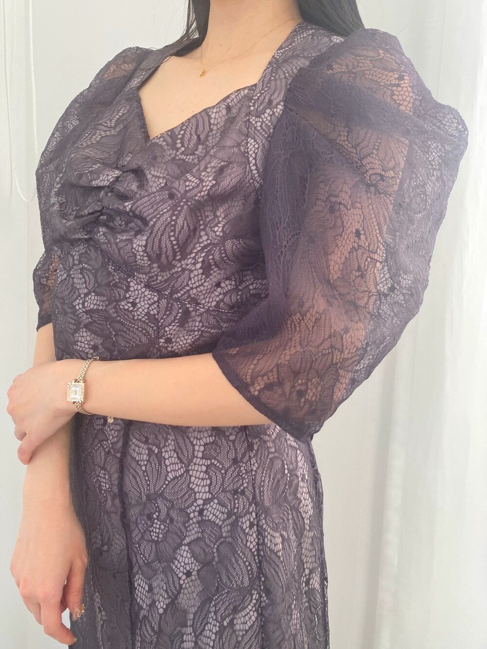 パープル系のシャツ/ブラウス、パープル系のスカート、その他のサンダルを着用したレディースの春コーディネートの4枚目の写真