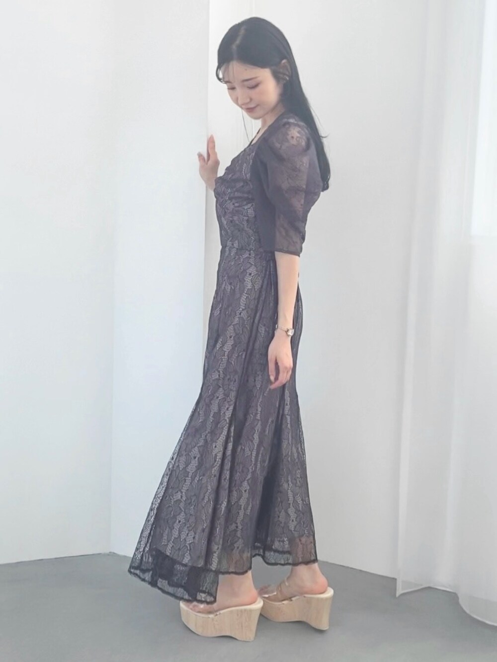 パープル系のシャツ/ブラウス、パープル系のスカート、その他のサンダルを着用したレディースの春コーディネートの2枚目の写真