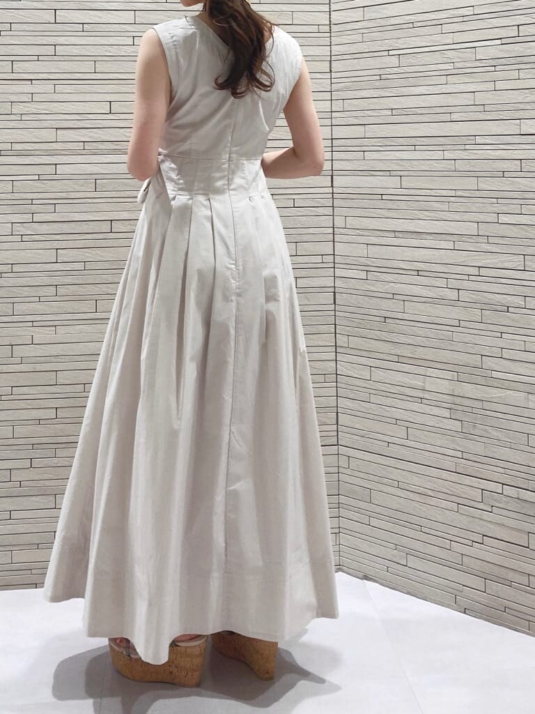 ホワイト系のワンピース、ベージュ系のハットを着用したレディースの春コーディネートの6枚目の写真