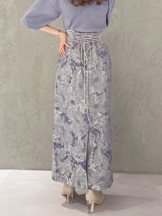 ブルー系のスカート、ブルー系のカーディガン/ボレロを着用したレディースの冬コーディネートの6枚目の写真