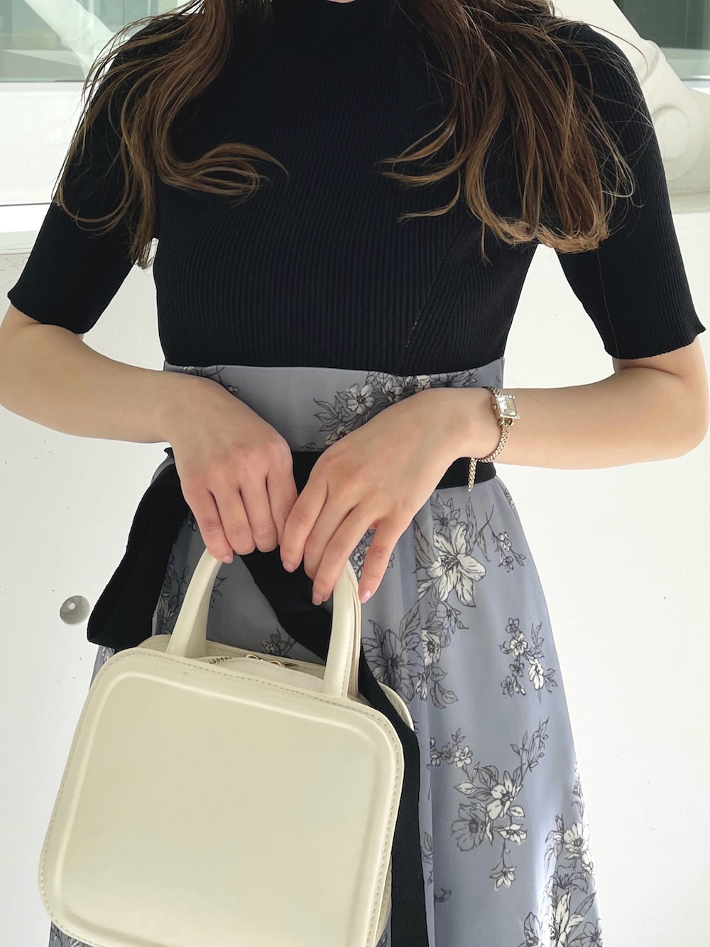 ホワイト系のサンダル、ホワイト系のハンドバッグ、グレー系のワンピースを着用したレディースの冬コーディネートの5枚目の写真