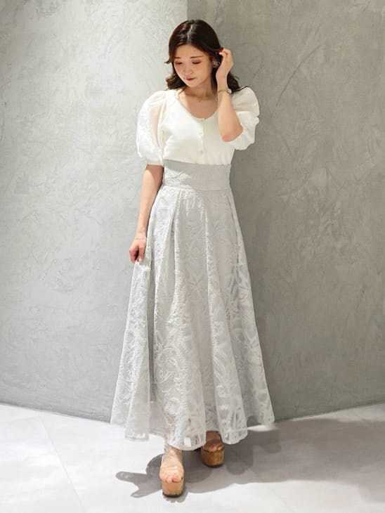 ホワイト系のスカート、ホワイト系のカーディガン/ボレロを着用したレディースの夏コーディネートの4枚目の写真
