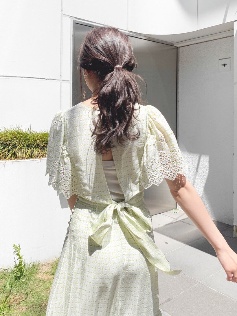 グリーン系のシャツ/ブラウス、ホワイト系のサンダル、グリーン系のスカートを着用したレディースの春コーディネートの4枚目の写真