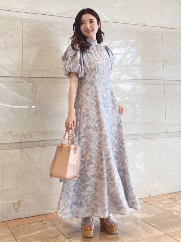 ピンク系のワンピース、その他のサンダルを着用したレディースの春コーディネートの3枚目の写真