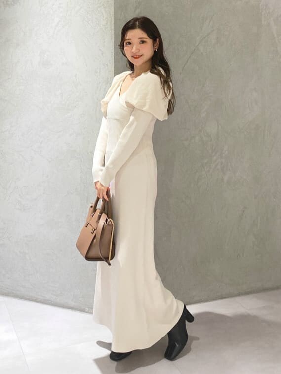 ブラック系のブーツ、ブラウン系のハンドバッグ、ホワイト系のワンピースを着用したレディースの秋コーディネートの4枚目の写真