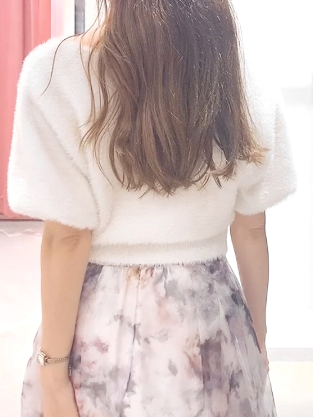 ベージュ系のパンプス、ホワイト系のハンドバッグ、ホワイト系のカーディガン/ボレロを着用したレディースの夏コーディネートの6枚目の写真