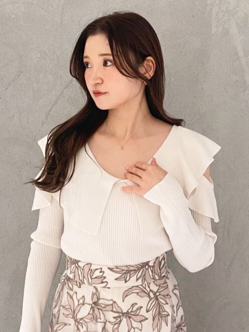 ブラウン系のハンドバッグ、ホワイト系のニット/セーター、ピンク系のスカートを着用したレディースの秋コーディネートの7枚目の写真