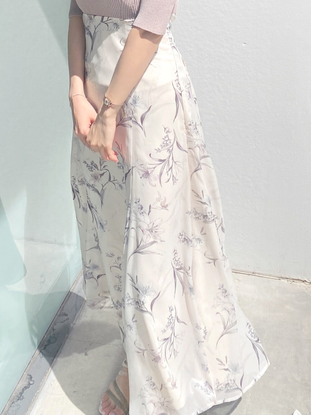 ベージュ系のワンピース、ホワイト系のサンダルを着用したレディースの夏コーディネートの6枚目の写真