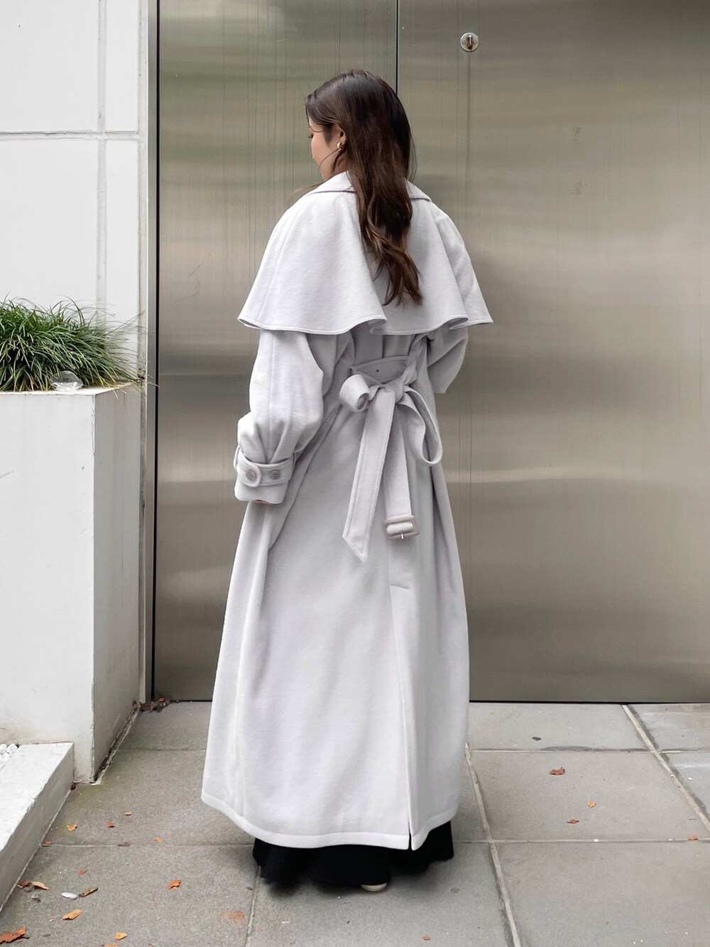 グレー系のその他アウター、ブラック系のワンピースを着用したレディースの冬コーディネートの4枚目の写真