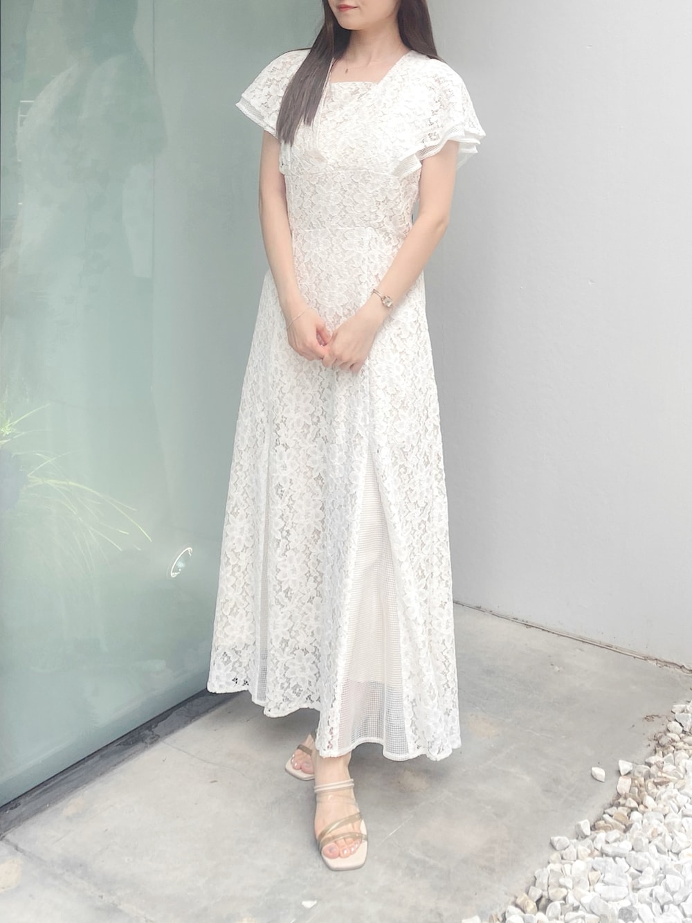 ホワイト系のサンダル、ホワイト系のドレスを着用したレディースの夏コーディネートの2枚目の写真