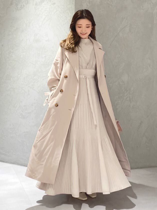 ピンク系のトレンチコートを着用したレディースの冬コーディネートの3枚目の写真