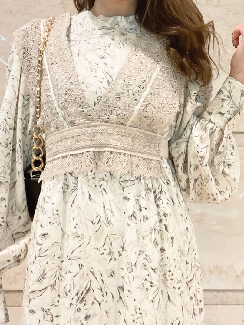 ブラウン系のその他シューズ、ホワイト系のワンピースを着用したレディースの秋コーディネートの3枚目の写真