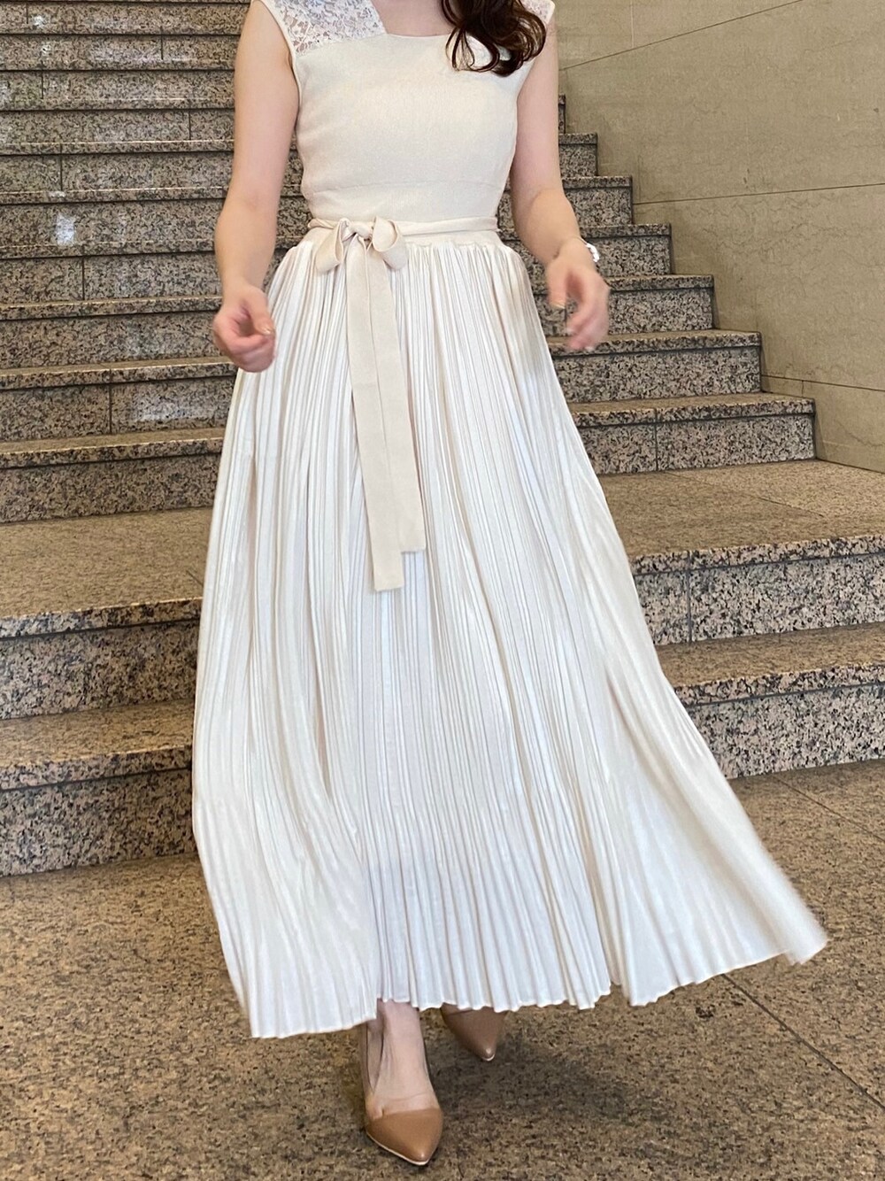 ベージュ系のパンプス、ホワイト系のワンピースを着用したレディースの春コーディネートの3枚目の写真