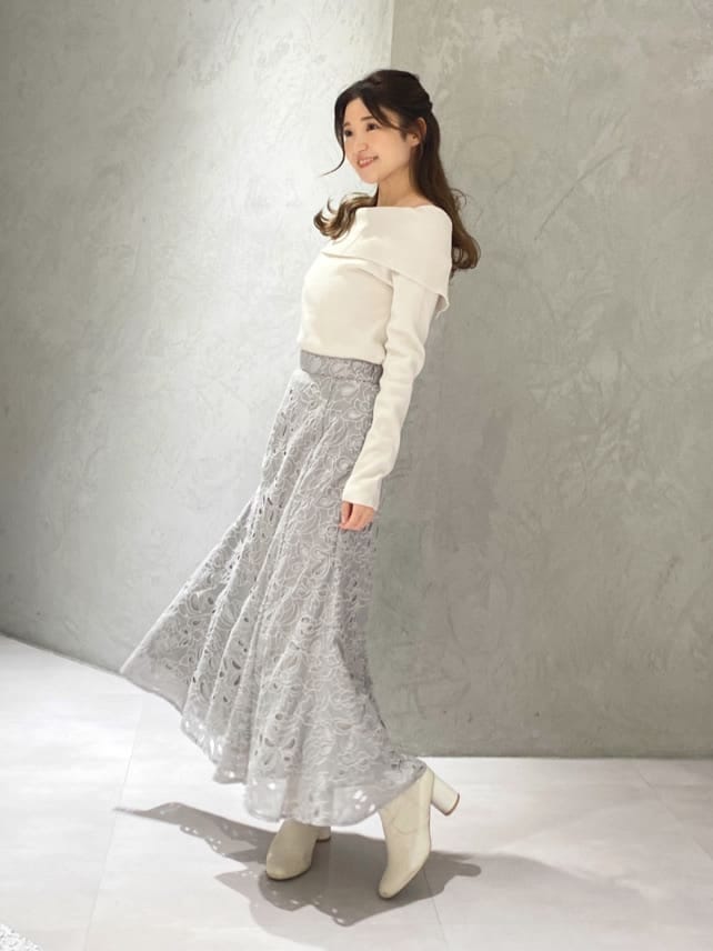 ホワイト系のニット/セーター、グレー系のスカートを着用したレディースの冬コーディネートの8枚目の写真
