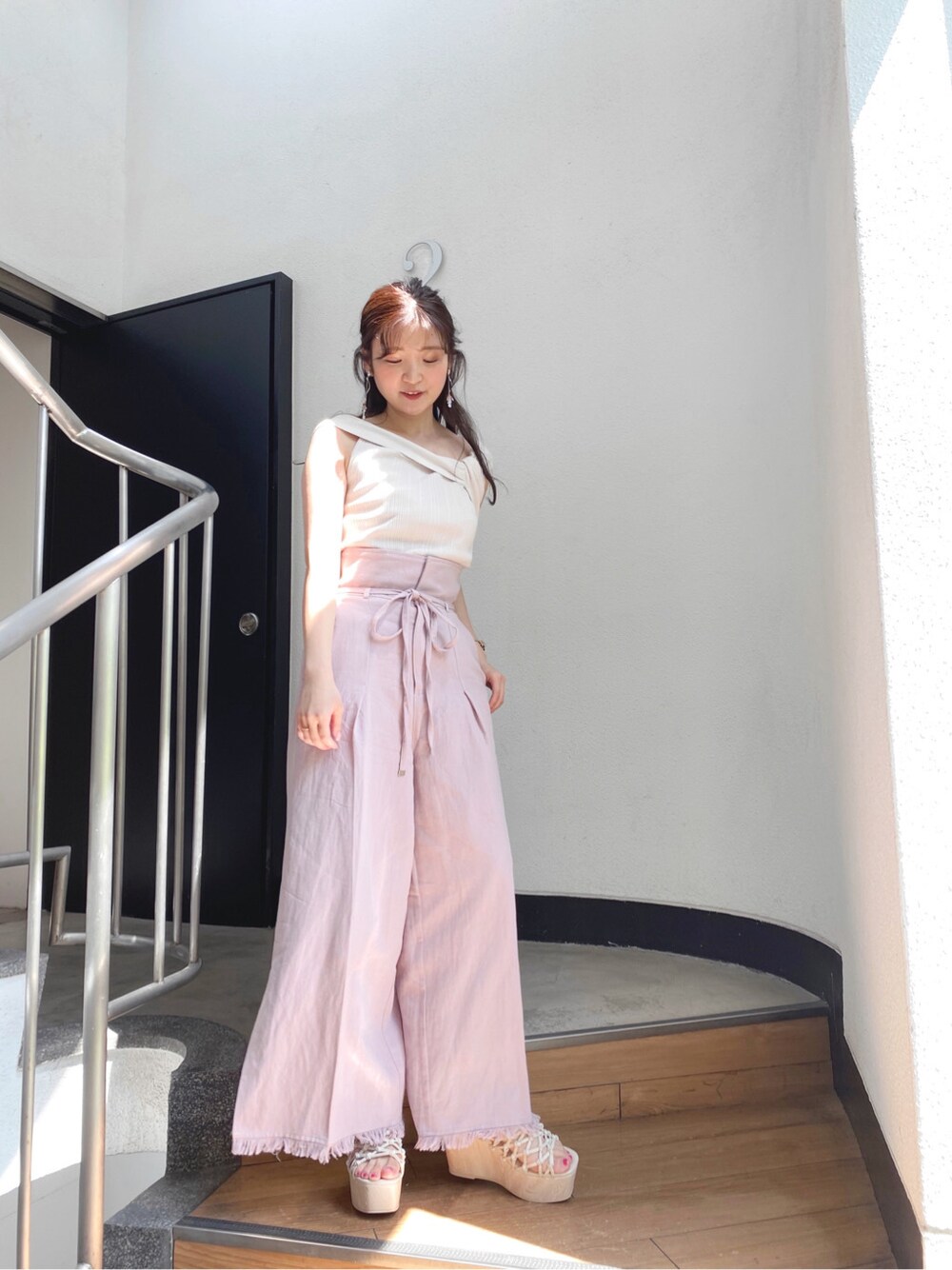 ホワイト系のサンダル、ピンク系のその他パンツ、ホワイト系のニット/セーターを着用したレディースの春コーディネートの2枚目の写真