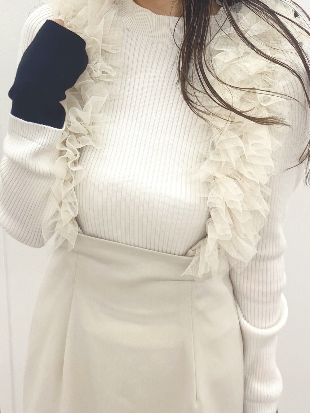 ピンク系のハンドバッグ、ブラック系のブーツ、ホワイト系のスカートを着用したレディースの秋コーディネートの5枚目の写真