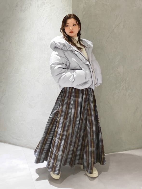 ブルー系のダウンジャケット/コート、ホワイト系のニット/セーター、ブルー系のダウンジャケット/コートを着用したレディースの秋コーディネートの3枚目の写真