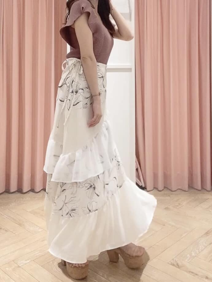 ブラウン系のニット/セーター、ホワイト系のスカートを着用したレディースの夏コーディネートの6枚目の写真