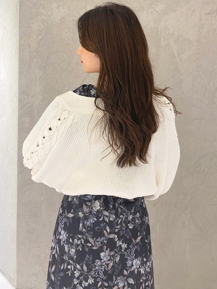 ホワイト系のブーツ、ホワイト系のハンドバッグ、ホワイト系のカーディガン/ボレロを着用したレディースの夏コーディネートの7枚目の写真