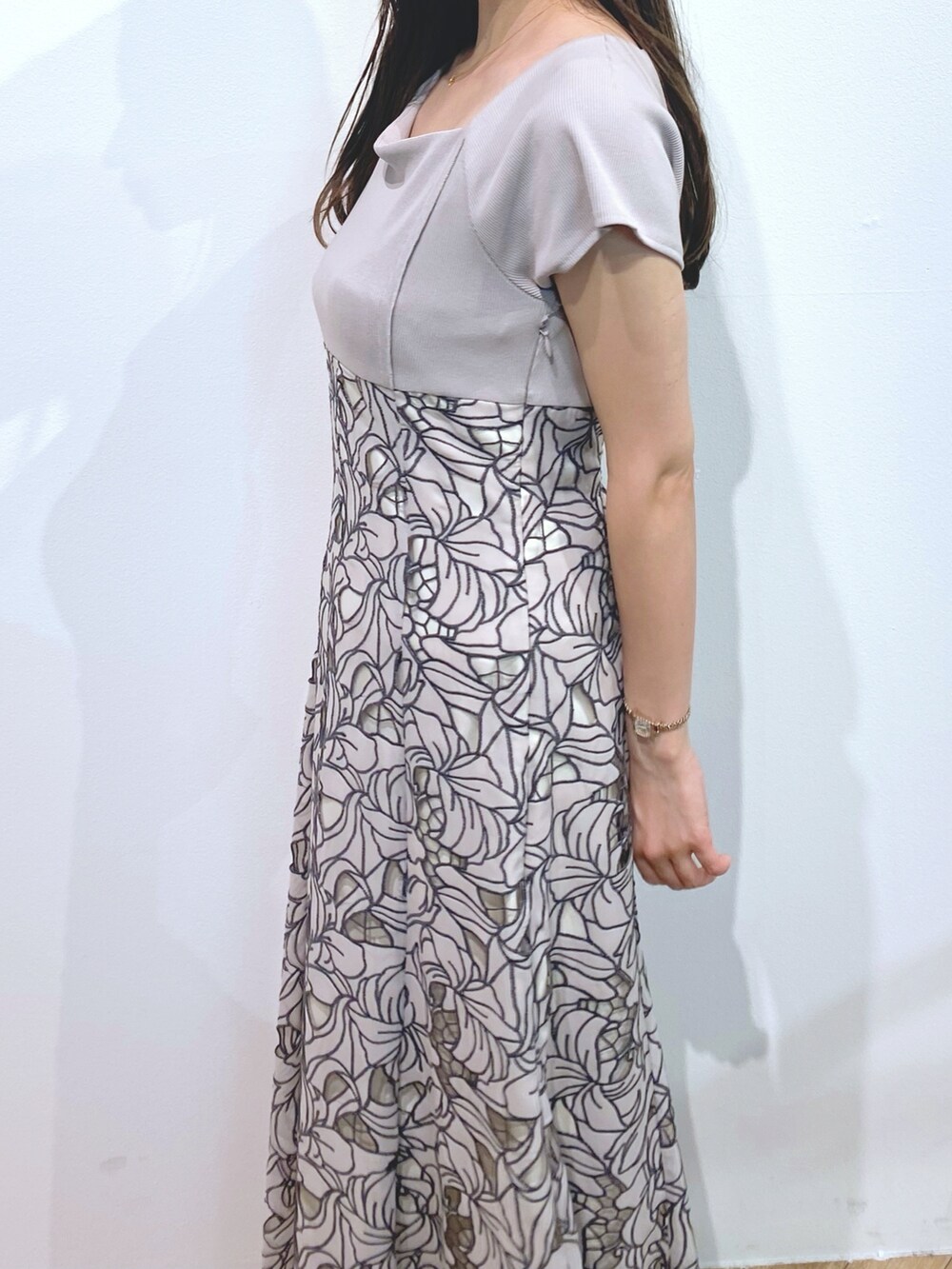 ブラック系のサンダル、ベージュ系のワンピースを着用したレディースの夏コーディネートの4枚目の写真