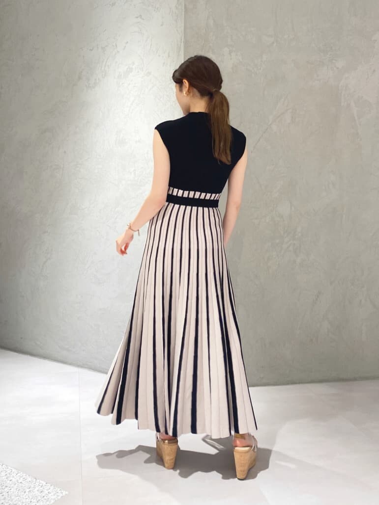 その他のサンダル、ブラック系のワンピース、ブラック系のカーディガン/ボレロを着用したレディースの夏コーディネートの9枚目の写真