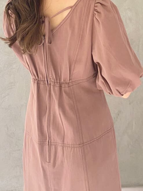 ブラック系のサンダル、ピンク系のワンピース、ブラック系のサンダルを着用したレディースの夏コーディネートの7枚目の写真